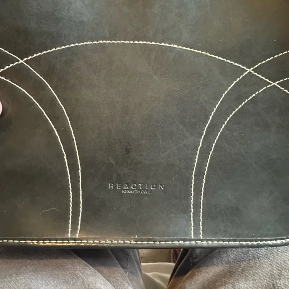 Kenneth Cole Reaction black leather shoulder bag - Picture 6 of 9